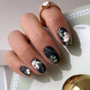 Чёрные ногти с дизайном цветы 