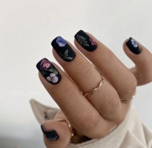 Цветы на ногтях на чёрном фоне
