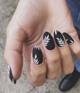 Белые листья на чёрных ногтях дизайн 