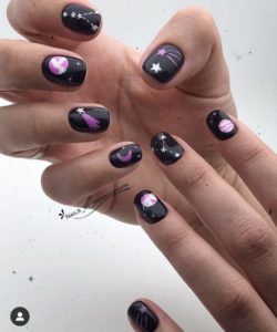 Дизайн космос на чёрных ногтях