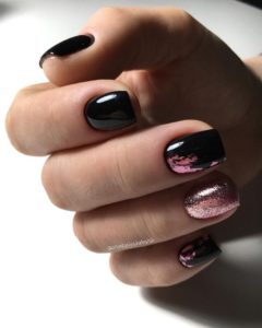 Розовая фольга на чёрные ногти 