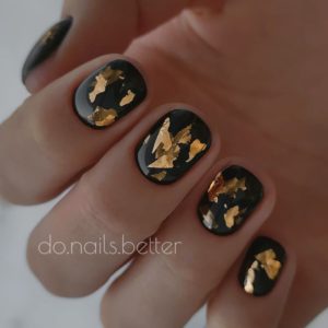 Чёрные ногти с золотом короткие ногти 