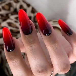 Градиент чёрно красный омбре на ногтях 