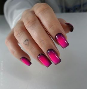 Яркий черно-розовый градиент на ногтях