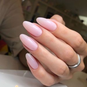 Розовые нюдовые миндальные ногти 