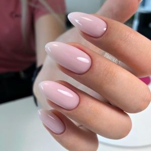 Красивый розовый нюд на ногтях