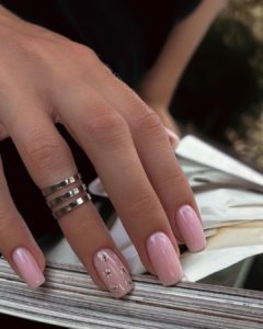 Розовые нюдовые квадратные ногти 
