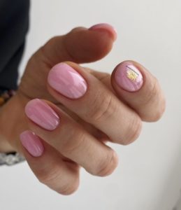 Розовый камуфляж короткие круглые ногти 