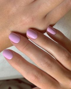 Пастельные розовые короткие овальные ногти