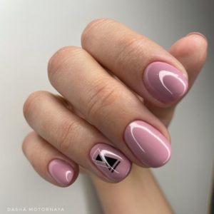 Пыльно-розовый маникюр на короткие овальные ногти 