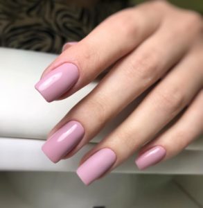 Пыльно-розовый маникюр квадратные ногти 