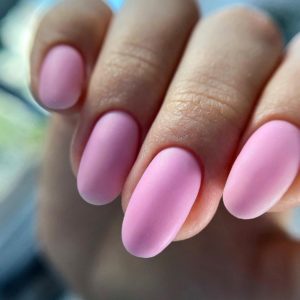 Матовые розовые овальные ногти 