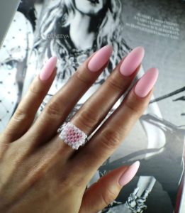 Матовый розовый миндаль ногти 