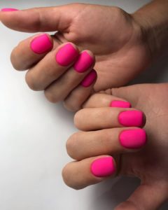 Матовые розовые неоновые ногти короткие 