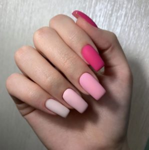 Матовые розовые ногти сочетание оттенков 
