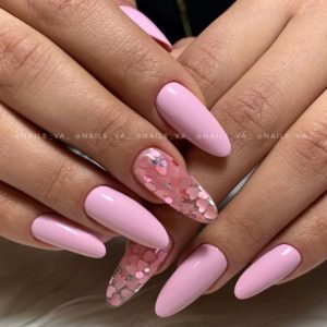 Розовые ногти с сердечками глиттер 