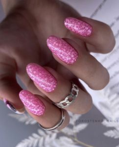 Матовые розовые блестки на ногтях 