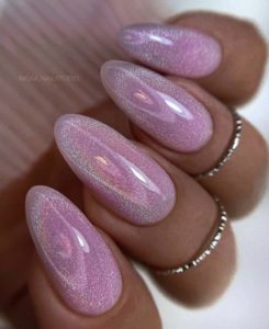 Розовые голографические ногти 