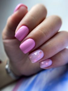 Розовый маникюр с сердечками на короткие ногти 