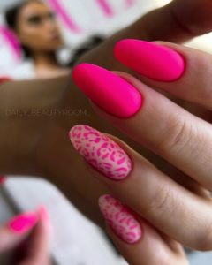 Розовый неоновый маникюр с леопардом 