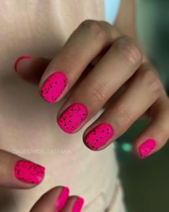 Маникюр розовый неон матовый короткие ногти 