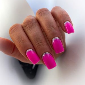 Неоновый розовый гель на ногтях фото
