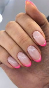 Розовый френч на овальные ногти 