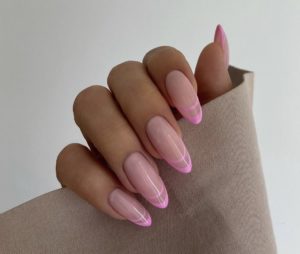 Фигурный розовый френч на длинные ногти
