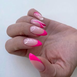 Розовый маникюр френч с белым с дизайном на миндальные ногти 