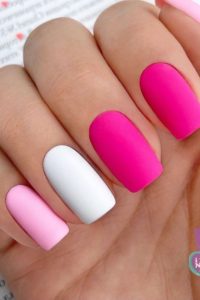 Сочетание белого и розового на ногтях 