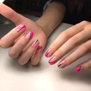 Чёрно розовый дизайн ногтей геометрия 