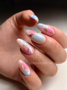 Дизайн мазки кистью на ногтях голубой с розовым 