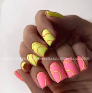 Красивые желто-розовые ногти матовые стильные с дизайном 
