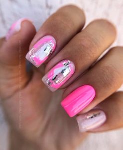 Розовые ногти с серебряной поталью 