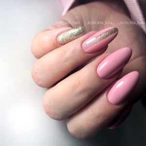 Ногти розовые с золотом 
