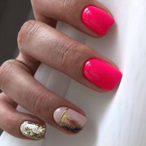 Ярко-розовые ногти с золотым дизайном 