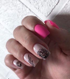 Чёрные цветы дизайн стемпинг розовые ногти 