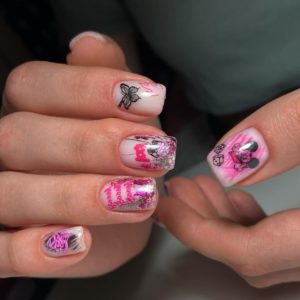 Дизайн ногтей абстракция розовый стемпинг 