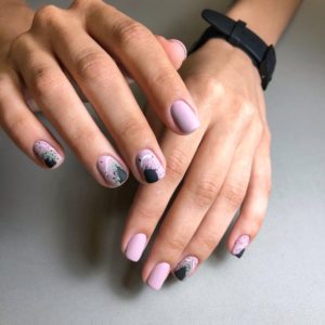 Красивая абстракция на ногтях розовый матовый