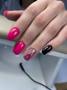 Геометрия на ногтях дизайн розовый 