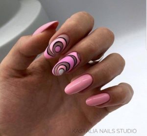 Красивый геометрический дизайн ногтей розовый 