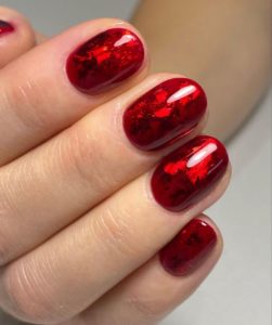 Красный блестящий зимний маникюр короткие ногти