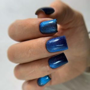 Синяя кошка на ногтях на зиму 