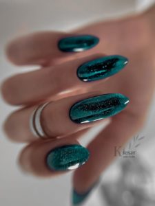 Миндальные малахитовые зеленые ногти блестящие