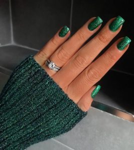 Зеленые ногти на зиму маникюр блестящий 