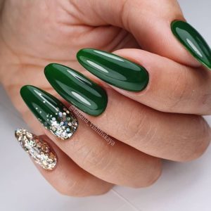 Красивый хвойный зелёный на ногтях с золотом дизайн 