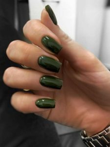 Зелёный хаки на квадратных ногтях 