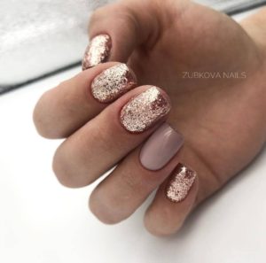 Розовое золото на ногтях 