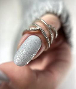 Красивое серебро на ногтях 