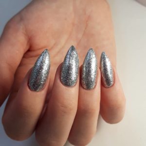 Серебряные ногти на зиму 